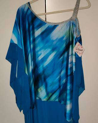 Abito elegante color azzurro con mantella chiffon