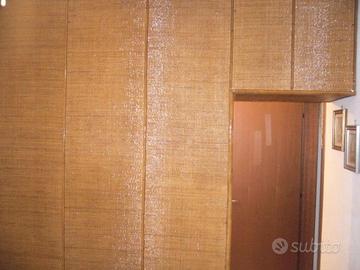 armadio in giunco con ante scorrevoli a specchio