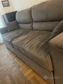 Divano  letto in alcantara, tenuto benissimo