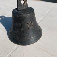 Campana antica di bronzo numerata da collezione