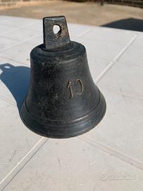 Campana antica di bronzo numerata da collezione