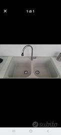 Lavello 2 vasche grigio + rubinetto.
DISPONIBILE D