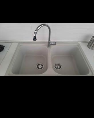Lavello 2 vasche grigio + rubinetto.
DISPONIBILE D