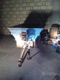 Carrello ribaltabile trilaterale per l'uva insomma