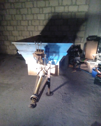 Carrello ribaltabile trilaterale per l'uva insomma