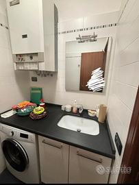 Mobili bangno con lavabo e top