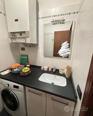 Mobili bangno con lavabo e top