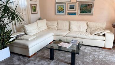 Divano in pelle angolare bianco.