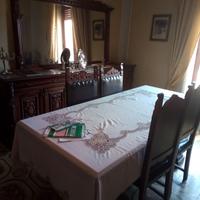 sala da pranzo con 6 sedie