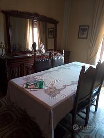 sala da pranzo con 6 sedie