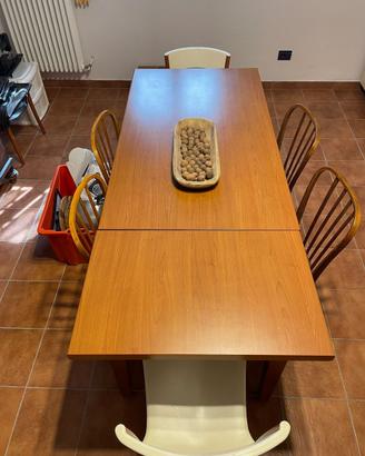 Tavolo con sedie
