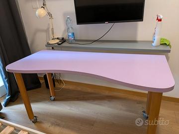 Scrivania lilla dal design sinuoso con ruote