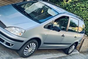  una Ford Galaxy 1.9 diesel a 7 posti. 