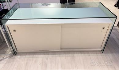 Tavolo e mobile espositivo