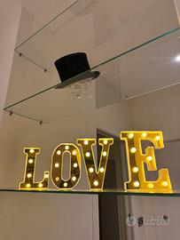 Scritta LOVE lumonosa
