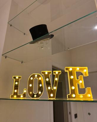 Scritta LOVE lumonosa