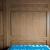 Rivestimento legno camera.Scenografia