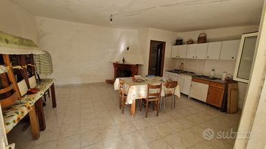 Terreno assolato con rustico (70 mq edificabili)