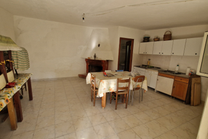 Terreno assolato con rustico (70 mq edificabili)