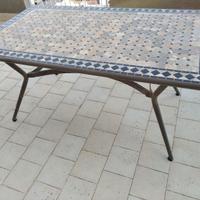 Tavolo da giardino in ferro con piano mosaico