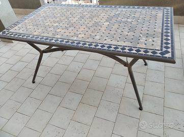Tavolo da giardino in ferro con piano mosaico