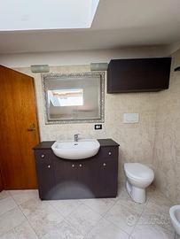 Mobile bagno in legno scuro wengé con pensile