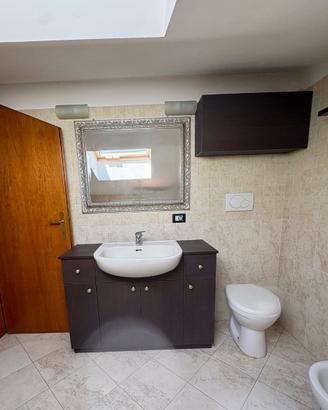 Mobile bagno in legno scuro wengé con pensile