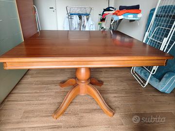 Tavolo il legno massiccio 