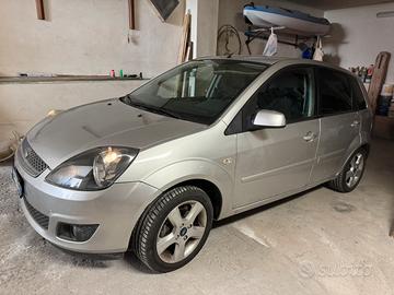 ford fiesta 1.4 diesel con gancio traino