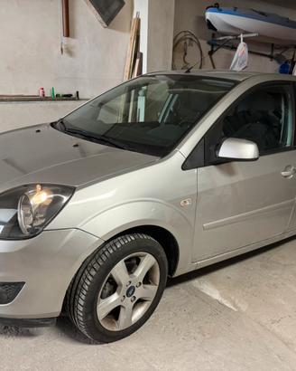 ford fiesta 1.4 diesel con gancio traino