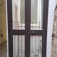 Porta finestra con vetrocamera a due ante