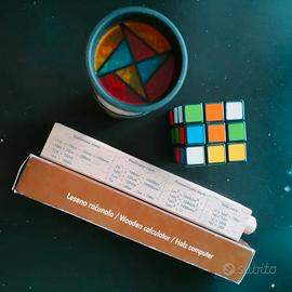 Lotto caleidoscopio, cubo di Rubik e regolo ligneo