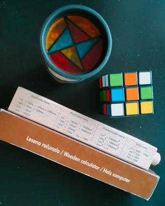 Lotto caleidoscopio, cubo di Rubik e regolo ligneo