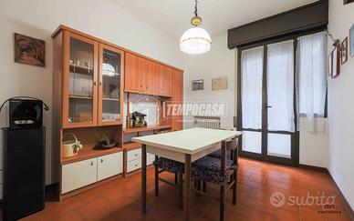 AMPIO 4 LOCALI CON 2 BAGNI, RISCALDAMENTO AUTONOMO