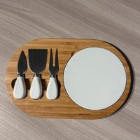 Vassoio in legno con coltelli formaggi e tagliere