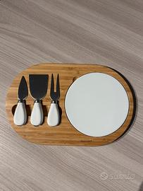 Vassoio in legno con coltelli formaggi e tagliere