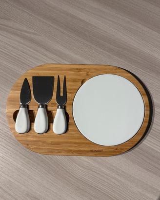 Vassoio in legno con coltelli formaggi e tagliere