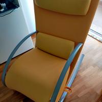 Poltrona a dondolo design con poggiapiedi