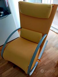 Poltrona a dondolo design con poggiapiedi