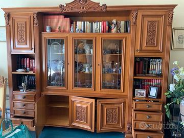 Mobile da salotto con vetrina e cassettoni