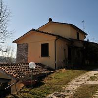 Ampio Casale e Terreno a Sassoferrato