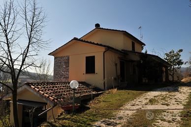 Ampio Casale e Terreno a Sassoferrato