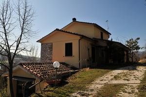 Ampio Casale e Terreno a Sassoferrato