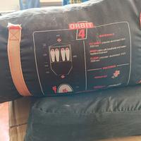 tenda da campeggio con materasso gonfiabile