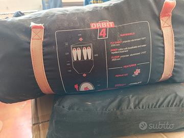 tenda da campeggio con materasso gonfiabile