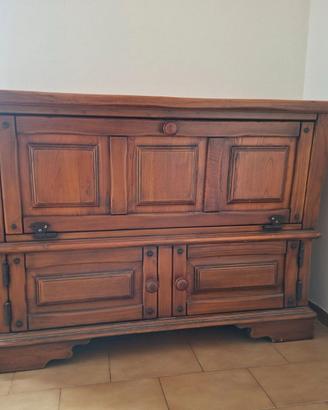 Mobile in legno tipo madia