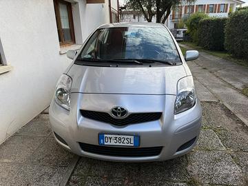 Auto Yaris 1000