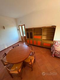 Libreria-credenza tavolo e sedie