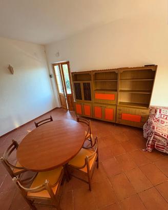 Libreria-credenza tavolo e sedie