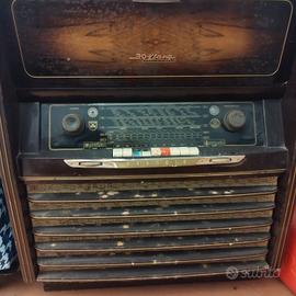Mobile radio vintage Grundig con giradischi 